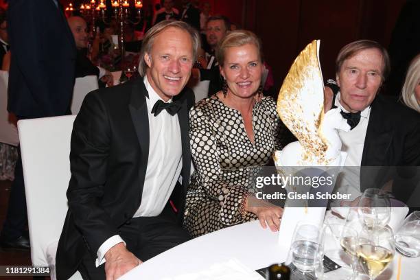 Gerhard Delling and his girlfriend Vicki Hinrichs, Guenter Netzer and Pegasos Award during the German Sports Media Ball at Alte Oper on November 9,...