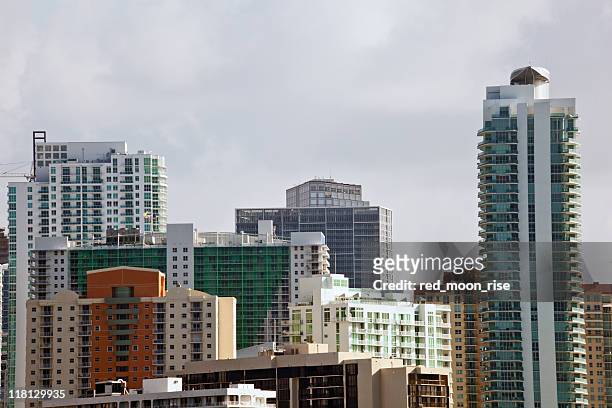 (xxxl) skyline von miami nahaufnahme - penthouse stock-fotos und bilder