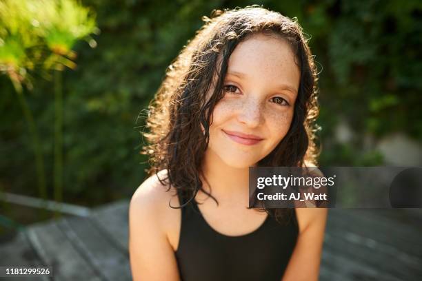 niña linda en traje de baño - preadolescente fotografías e imágenes de stock