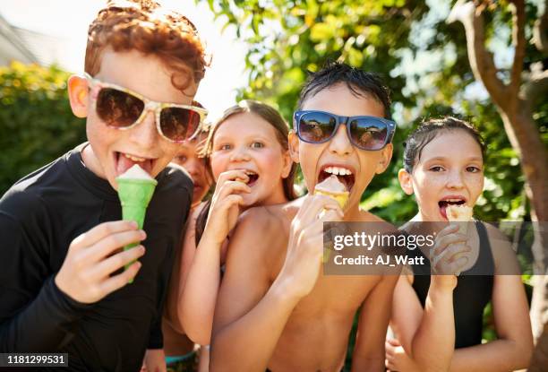 es ist eissaison! - familie jugendlicher zufrieden stock-fotos und bilder