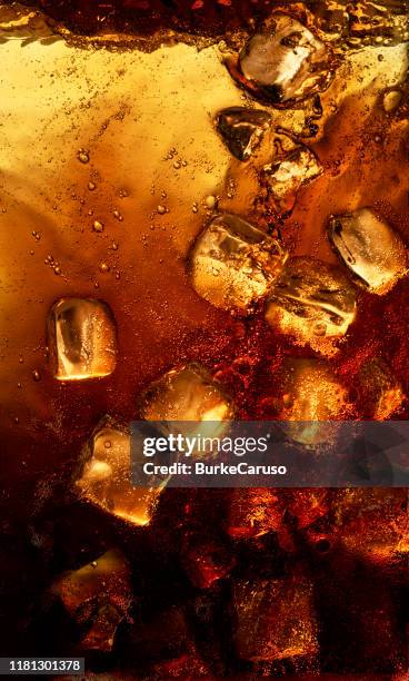 ice floating in cola - coca cola photos et images de collection