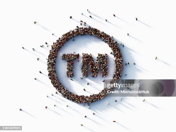 human crowd forming eingetragenes markensymbol auf weißem hintergrund : patent und copyright-konzept - patenturkunde stock-fotos und bilder