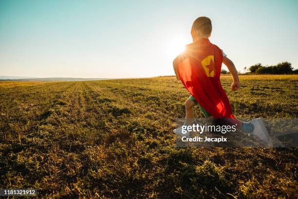 jonge jongen gekleed als superheld - superhero kid stockfoto's en -beelden