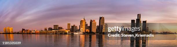 detroit (michigan) - dawn panorama - windsor ontario stock-fotos und bilder