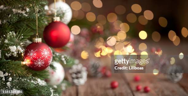 árbol de navidad, ornamentos y luces desenfocadas de fondo - decoraci�ón de navidad fotografías e imágenes de stock