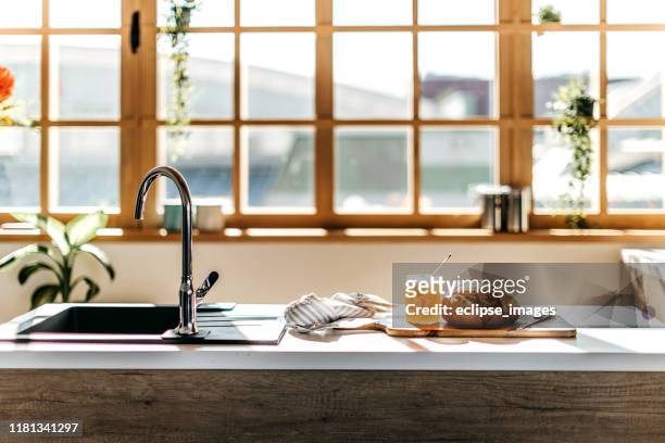 keuken teller - raam stockfoto's en -beelden