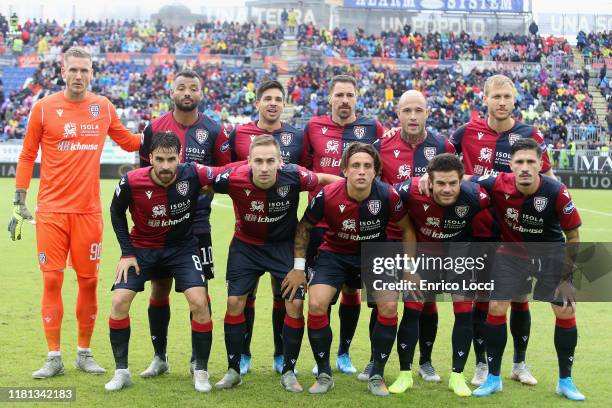 Players of Cagliari pose during the Serie A match between Cagliari Calcio and ACF Fiorentina at Sardegna Arena on November 10, 2019 in Cagliari,...