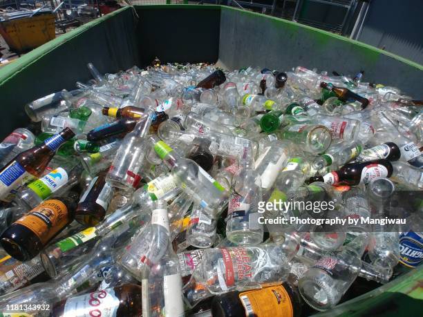 glass bottles recycle - altglasbehälter stock-fotos und bilder