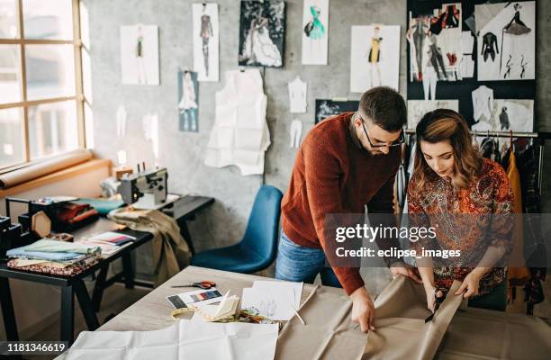 nous nous amusons au travail - industrie de la mode photos et images de collection