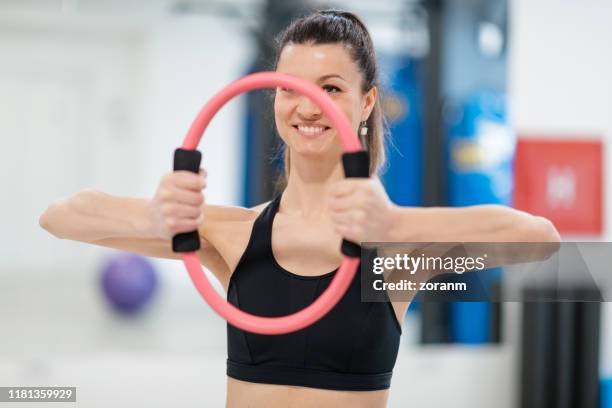anello magico stretching con un sorriso - cerchio in metallo da pilates foto e immagini stock