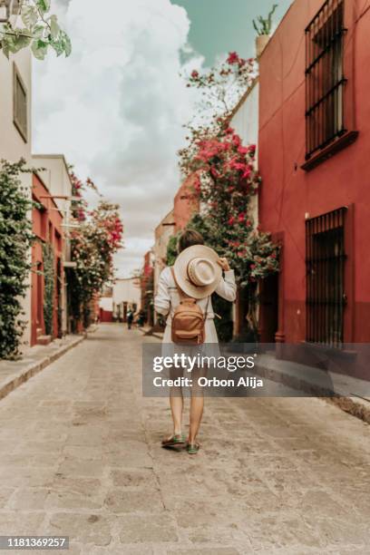 mujer que viaja en san miguel allende - san miguel de allende fotografías e imágenes de stock