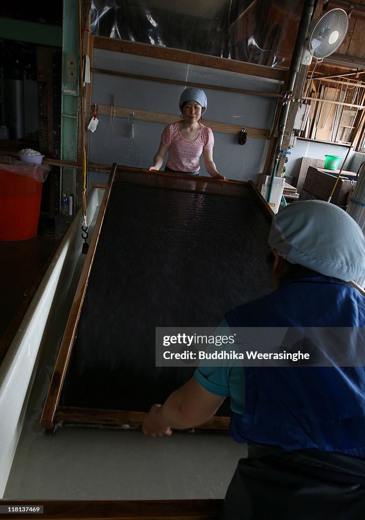 Handmade Paper Milling Tradition Continues In Echizen City