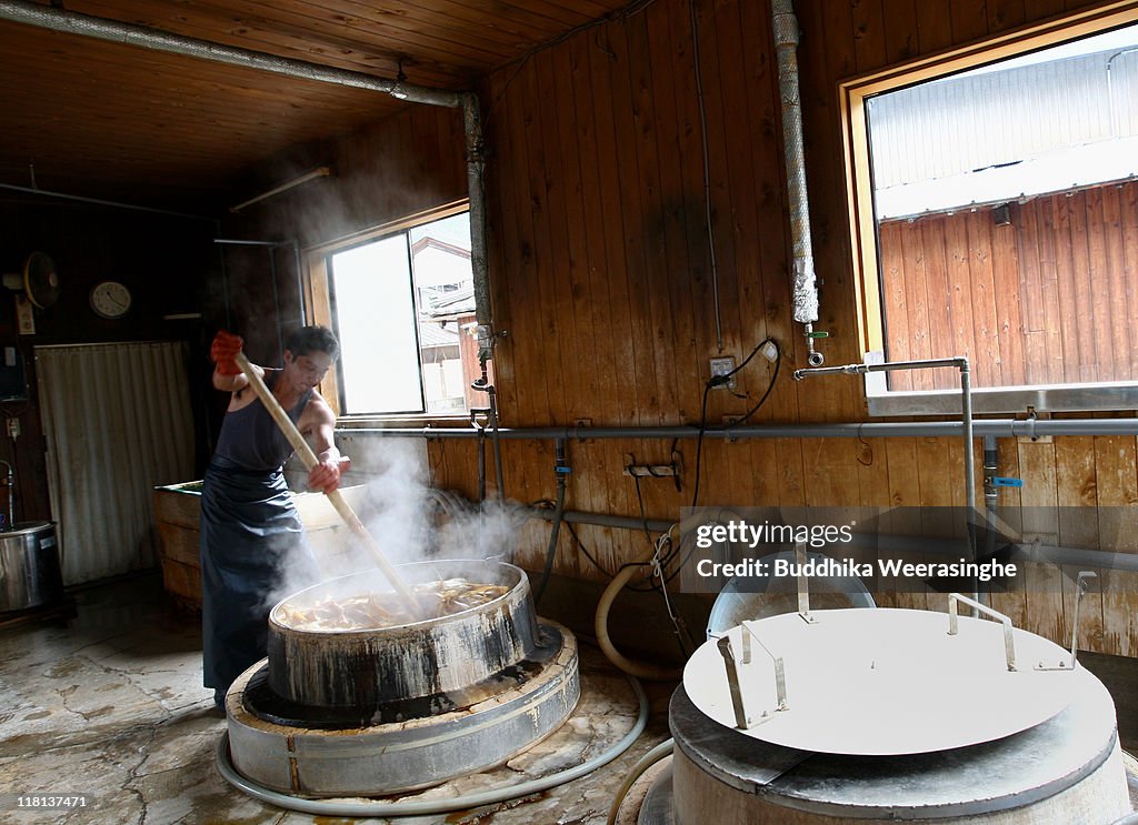 Handmade Paper Milling Tradition Continues In Echizen City