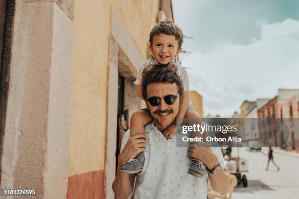 family travelling in mexico - carrying-a-person-on-shoulders stock pictures, royalty-free photos & images