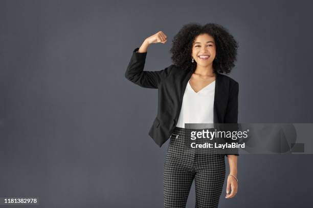 ze is een machtig en invloedrijk figuur in de bedrijfswereld - flexing muscles stockfoto's en -beelden
