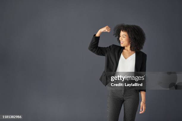 está flexionando su músculo corporativo. - flexionar los músculos fotografías e imágenes de stock
