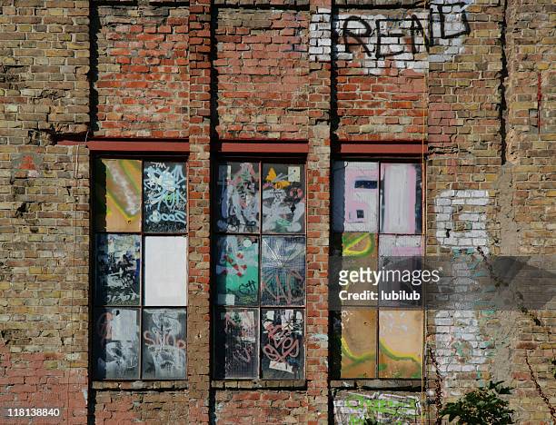 graffiti auf die old brick wall und fenster in berlin, deutschland - graffiti on brick wall stock-fotos und bilder