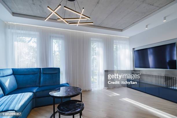 modernes wohnzimmer mit großen fenstern - cosy living ceiling stock-fotos und bilder