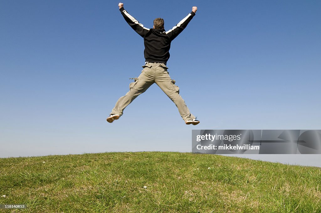 Homem Pula no ar beacuse ele seja feliz