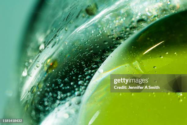 oil and water - macro stockfoto's en -beelden