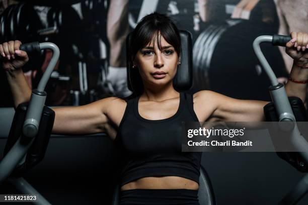 sexy fitness model doing weighted arm exercises - weight bench stock pictures, royalty-free photos & images