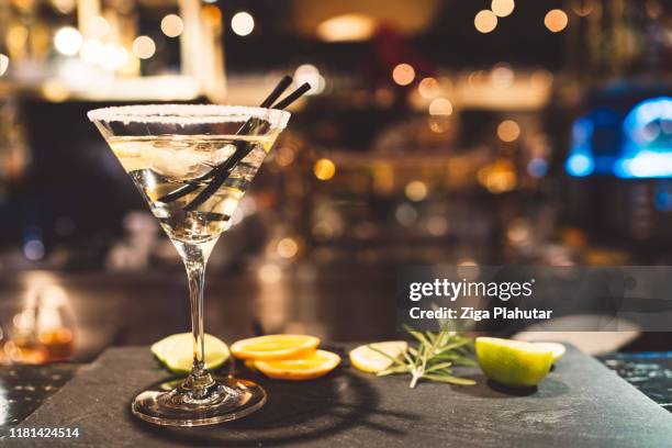 stilvolle martini - bars stock-fotos und bilder