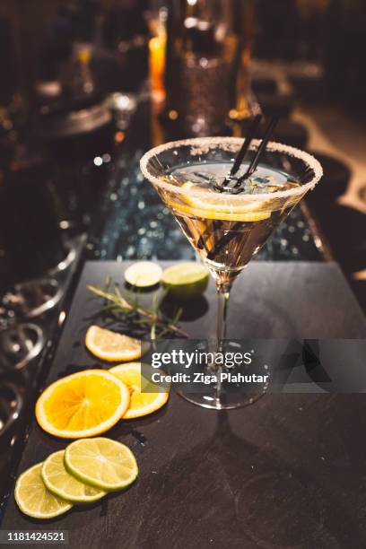 james bond vodka martini, geschud niet geroerd - martini stockfoto's en -beelden