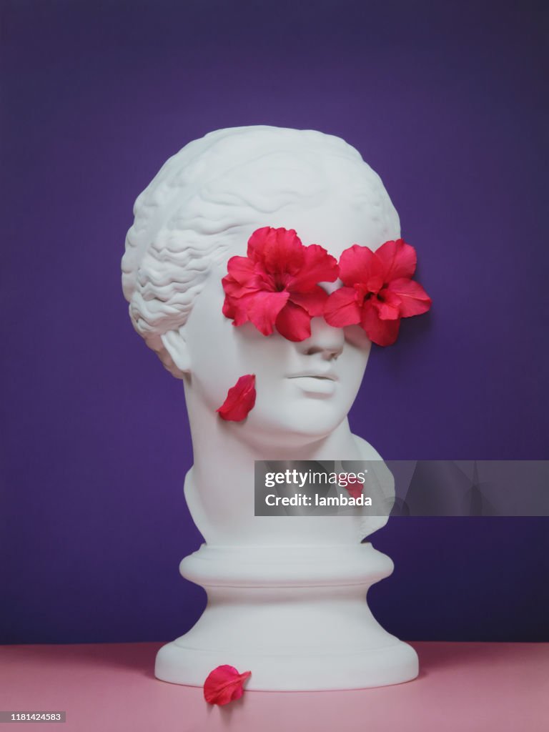 Collage floral con diosa griega