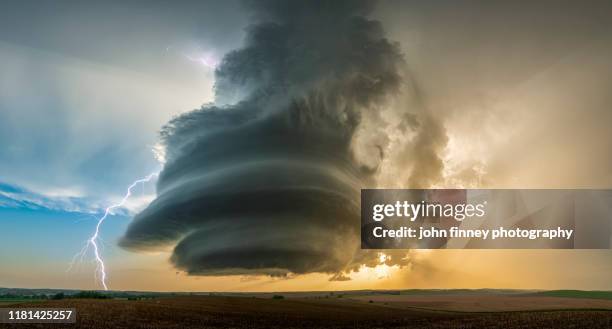 storm - weather - tornado alley - nebraska - lightning - awe - usa - supercell stockfoto's en -beelden