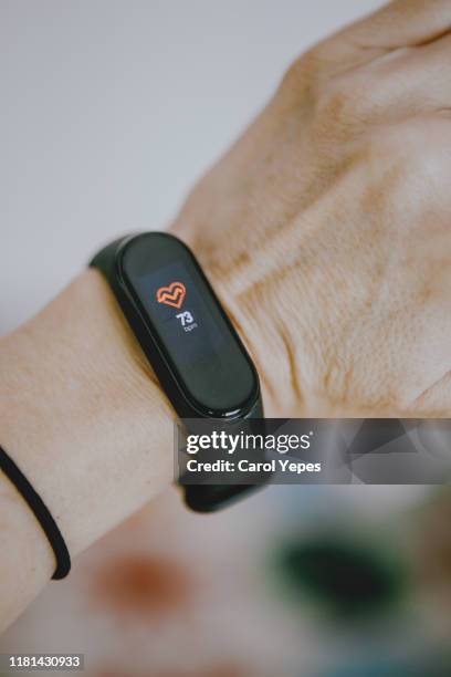 using smart watch measuring heart rate - pedometer stock pictures, royalty-free photos & images