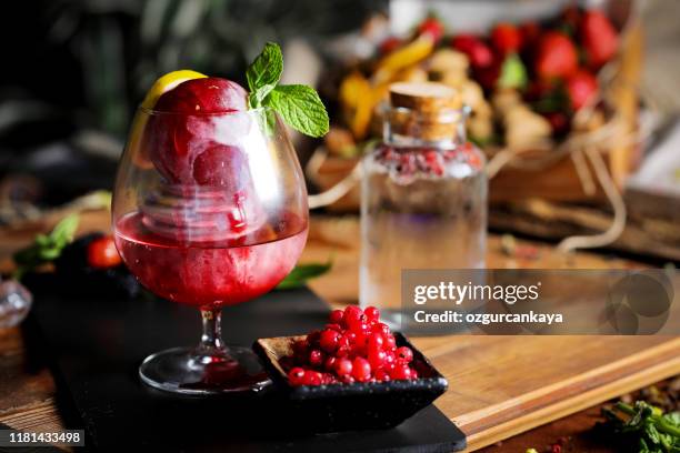 vers geperste aardbei cocktail - sorbetto stockfoto's en -beelden