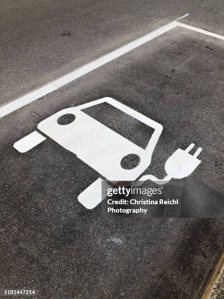 parking spot for electric cars - parking space imagens e fotografias de stock