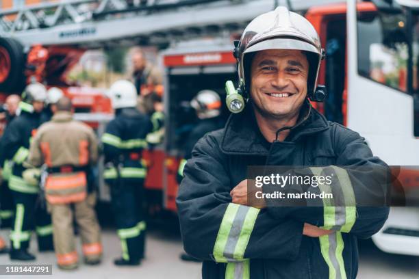 retrato do sapador-bombeiro - carro de bombeiro - fotografias e filmes do acervo