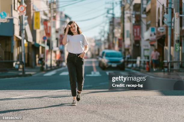 porträt der jungen und schönen frau ohne make-up - woman wearing white jeans stock-fotos und bilder