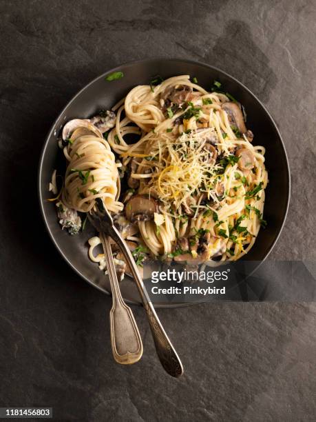 cremige spaghetti mit pilz, cremige pasta mit pilz, spaghetti pasta und pilz, - speisepilz gemüse stock-fotos und bilder