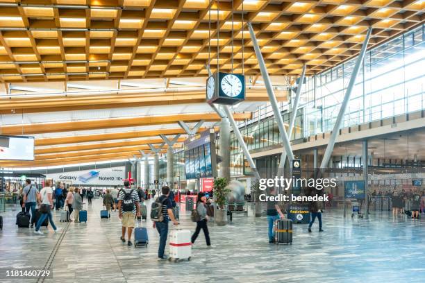 luchthaven oslo in gardermoen oslo norway - oslo gardermoen vliegveld stockfoto's en -beelden