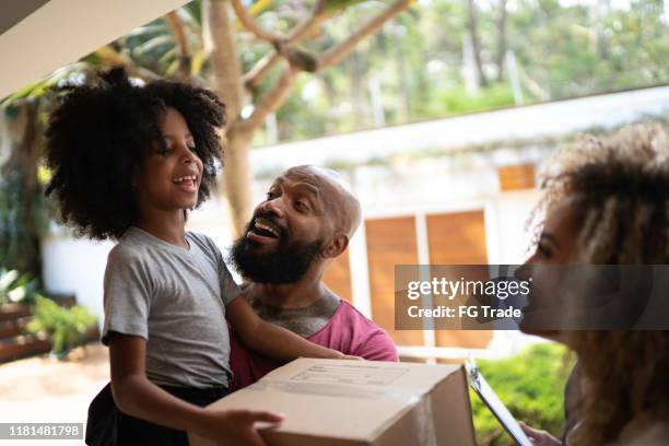 gelukkige familie ontvangen wat levering - man with moving boxes authentic stockfoto's en -beelden