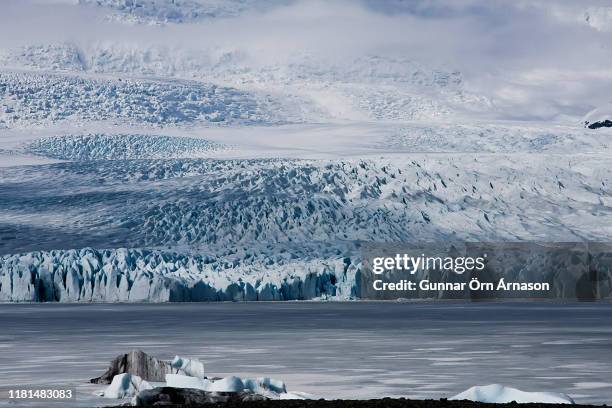 fjallsarlon with the glacier over it - gunnar örn árnason stock pictures, royalty-free photos & images