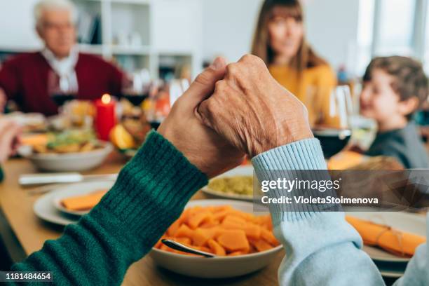 familie gebed - mom blessing son stockfoto's en -beelden