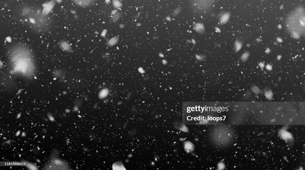 Fallende Schneeflocken in der Nacht