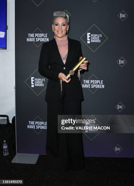 Singer/songwriter Pink poses with the Peoples Champion Award during the 45th annual E! People's Choice Awards at Barker Hangar in Santa Monica,...