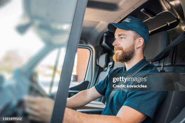 volwassen kaukasische man het rijden van de levering van - uniform werk stockfoto's en -beelden
