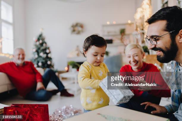 eröffnung weihnachtsgeschenke - baby christmas stock-fotos und bilder