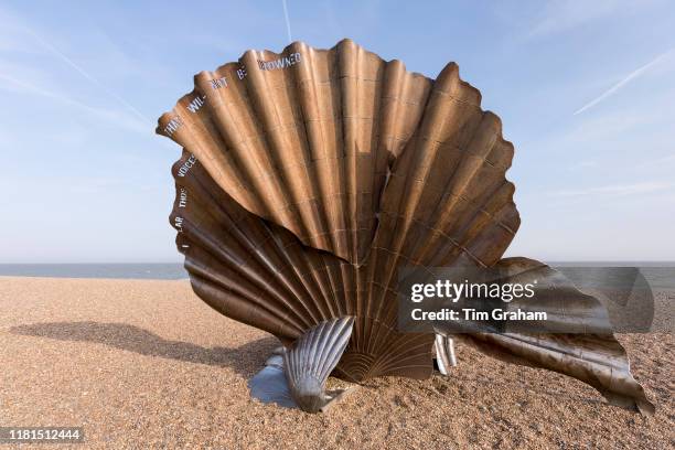 Iconic scallop shell steel sculpture by artist Maggi Hambling and made by Sam and Dennis Pegg in 2003, as a tribute to Benjamin Britten, sited on the...