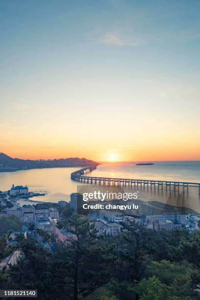 xinghai bay bridge road - major stock-fotos und bilder