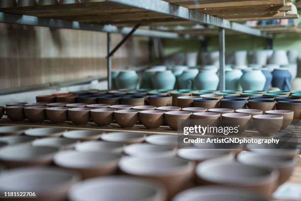 alto ángulo de 
recipientes cerámicos en taller. - cerámica fotografías e imágenes de stock