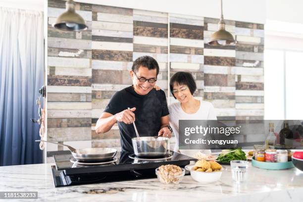 台所で調理する中国のカップル - middle aged couple cooking ストックフォトと画像
