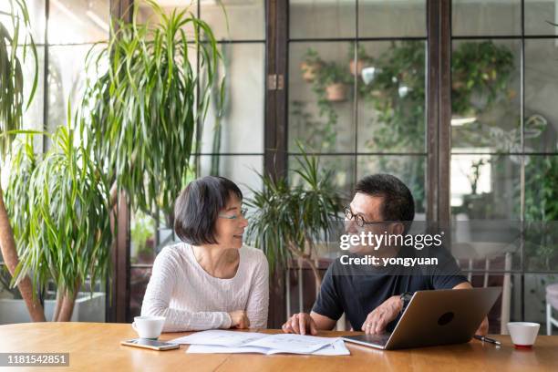 asian couple talking about buying a new house - asian couple imagens e fotografias de stock