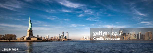 vista panorámica de la ciudad de nueva york y la estatua de la libertad - new york skyline fotografías e imágenes de stock