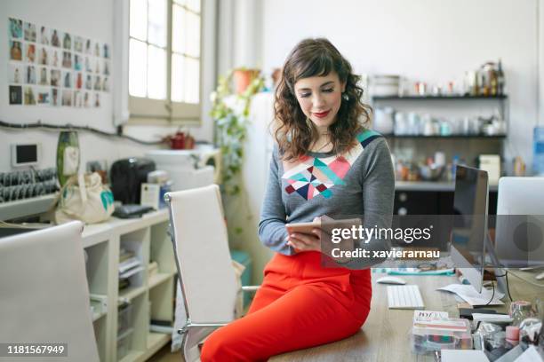 close-up van vrouwelijke design professional met digitale tablet - the independent stockfoto's en -beelden